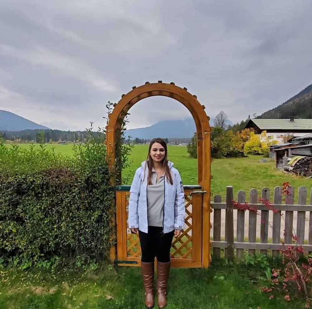 Meet your Posher, Roxana